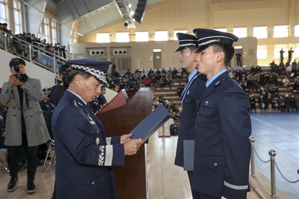  3일 진주 공군교육사령부에서 열린 임관식.