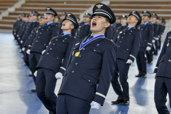 3일 진주 공군교육사령부에서 열린 임관식.