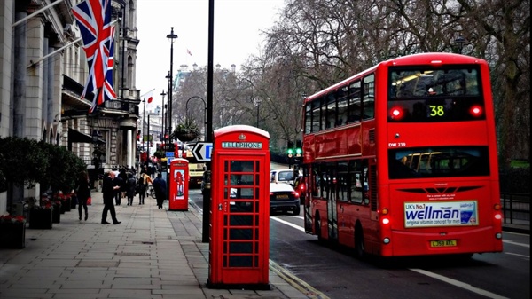  런던을 대표하는 세 가지 빨간색, 우체통과 전화박스 그리고 2층 버스.