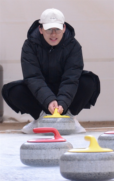  거창 위천면 금원산 얼음 축제장의 컬링체험.