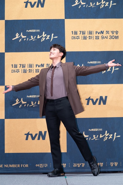  3일 서울 강남의 한 호텔에서 열린 tvN 새 월화드라마 <왕이 된 남자> 제작발표회에 참석한 배우 여진구. 여진구는 이번 작품에서 왕 이헌과 왕과 꼭 닮은 광대 하선 1인 2역을 연기한다.