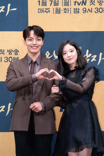  3일 서울 강남의 한 호텔에서 열린 tvN 새 월화드라마 <왕이 된 남자> 제작발표회에 참석한 배우 여진구와 이세영이 포즈를 취하고 있다.