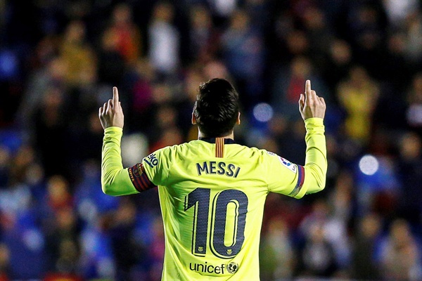  FC바르셀로나 리오넬 메시가 17일(한국시간) 스페인 사우타트 데 발렌시아에서 열린 2018-2019 스페인 프로축구 프리메라리가 레반테와 원정경기에서 골을 넣고 세리머니를 하고 있다.