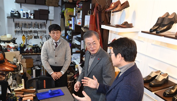 문재인 대통령이 3일 오후 서울 성동구 성수 수제화 희망플랫폼과 매장을 방문해 구두를 맞추기 전 정원오 성동구청장, 상인과 대화를 하고 있다. 