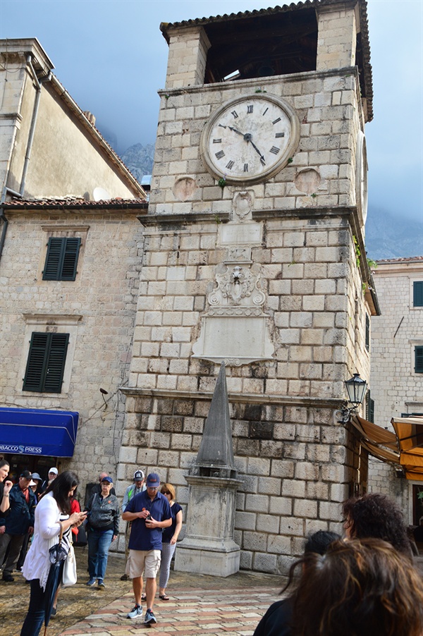 코토르를 상징하는 이 시계탑은 지진으로 인하여 한쪽으로 기울어 있다.