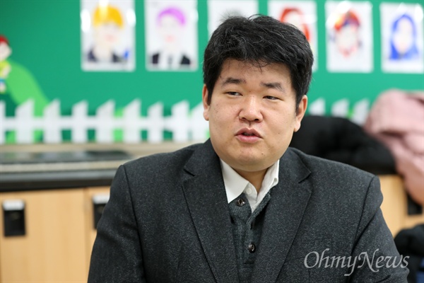 구독자가 4만명으로 초등학교 교사가 운영하는 유튜브 채널 가운데 최대인 유튜브 채널 '꼬마TV'를 운영하고 있는 인천 송천초등학교 박경현 교사.
