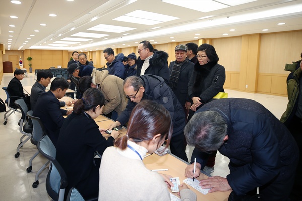 4일 오전 광주 동구 광주지법 대회의실에서 시민들이 전두환 전 대통령의 사자명예훼손 재판을 방청하기 위한 추첨에 응모하고 있다.