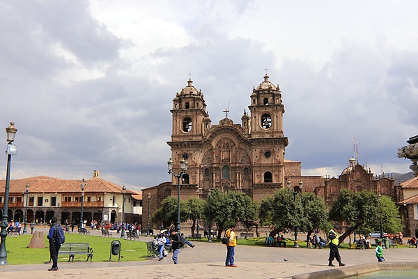 쿠스코 메인광장 한 켠에는 아름다운 라 꼼빠니아 데 헤수스 성당이 있다. 원래 잉카의 왕 와이나까빡의 궁전 터에 지어진 성당이다. 스페인 인들은 잉카의 흔적을 없애기 위해 잉카의 신전이나 궁전을 허물고 스페인식 건물을 지었다. 