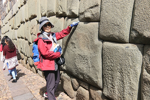 일행 중 한 분이 로레토 거리에 있는 12각 돌을 가리키고 있다. 면도칼이나 종이 한 장 들어갈 틈이 없도록 정교하게 쌓아올린 잉카 석조건축의 진수이다. 