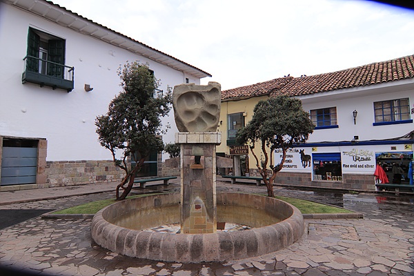 쿠스코는 잉카전설에 따라 퓨마형상을 한 도시다. 시가지를 구경하던 중 퓨마의 발모양을 한 조각상을 만났다  