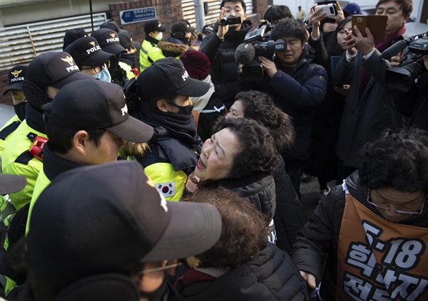 "이순자 망언 사죄하라" 4일 오후 연희동 전두환 전 대통령 자택 앞에서 오월을 사랑하는 사람들의 모임·옛 전남도청 지킴이 어머니들이 이순자씨의 '민주화의 아버지는 전두환' 망언을 규탄하고 있다.