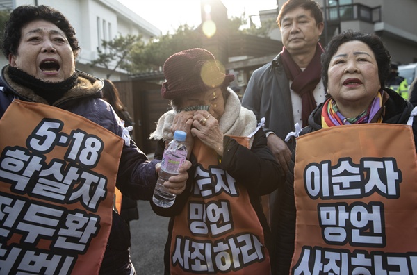 "이순자 망언 사죄하라" 4일 오후 연희동 전두환 전 대통령 자택 앞에서 오월을 사랑하는 사람들의 모임·옛 전남도청 지킴이 어머니들이 이순자씨의 '민주화의 아버지는 전두환' 망언을 규탄하고 있다.