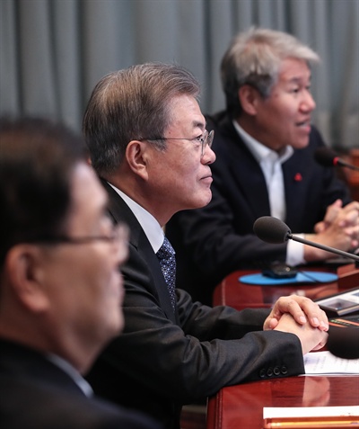 문재인 대통령이 2018년 12월 31일 오후 청와대 여민관에서 열린 수석·보좌관 회의에서 발언을 마친 뒤 김수현 정책수석의 발언을 듣고 있다.