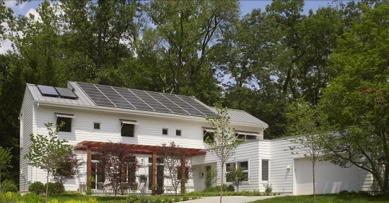 미국 메릴랜드주 베데스다시에 지난 2011년 건설된 제로에너지주택. 단열설비로 에너지 소비를 최소화하고 태양광으로 전기를 생산하며 태양열로 온수를 공급한다. 또 지열설비로 주택의 냉난방을 해결한다.