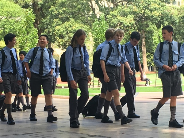 학교를 마친 호주 시드니 학생들