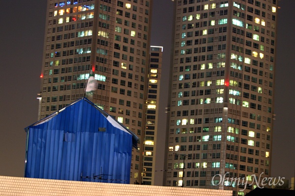 19일 밤 서울 용산로 신용산역 부근 재개발지역 5층 건물 옥상에 철거민들이 농성을 위해 설치한 가건물이 들어서 있다.