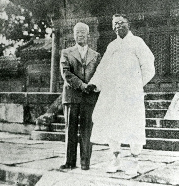 대한민국 임시정부의 초대 대통령이자 대한민국정부의 초대 대통령이기도 했던 이승만과 대한민국 임시정부 주석 김구. 사진은 1946년 창덕궁에서 찍은 사진. 