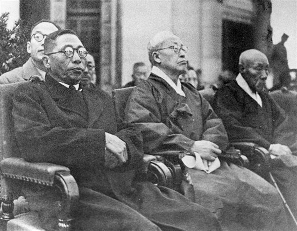 김구와 이승만이 해방 이후 처음 맞이한 '3.1국경절 제27회 기념식'(보신각 앞, 남조선대한국민대표민주의원 주최)에서 연단에 나란히 앉아 있다. 