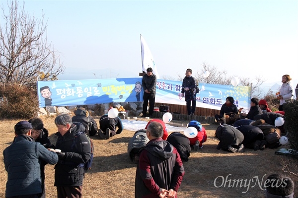  통일운동단체인 '통일촌' 회원들은 1월 6일 통영 연화도에서 '통일맞이 둘래길 걷기'를 벌였다.