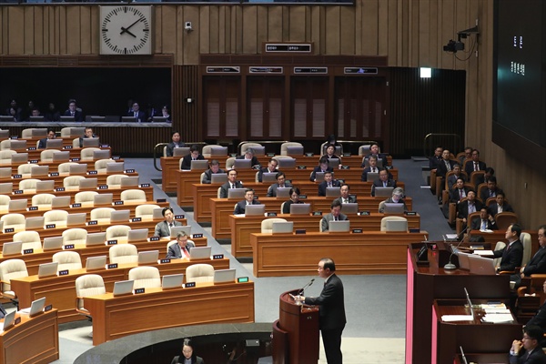 지난 2018년 12월 8일 새벽 국회 본회의장에서 열린 본회의에서 2019년 예산안이 상정된 후 민주평화당장병완 원내대표가 반대토론을 하고 있다. 본회의장 시계가 새벽 4시를 알리고 있다. 