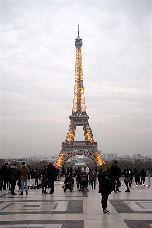  해가 지고 조명이 막 들어오는 에펠탑 모습