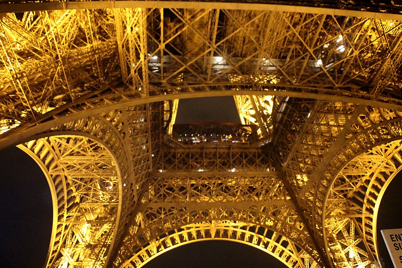  야간에 더 아름다운 에펠탑 철 구조물 모습