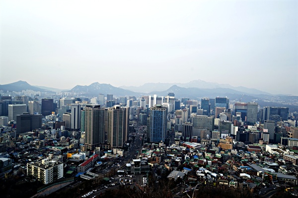 남산을 오르다가 바라본 서울 시내 풍경