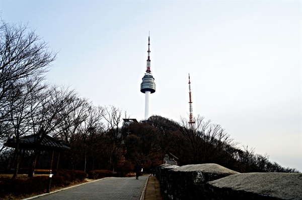 남산 타워와 성곽길