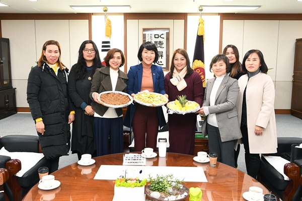 양산 이쟈클린 이주여성대표 등 일행이 7일 필리핀 전통음식 ‘비코’를 만들어 김지수 경상남도의회 의장을 찾아왔다.