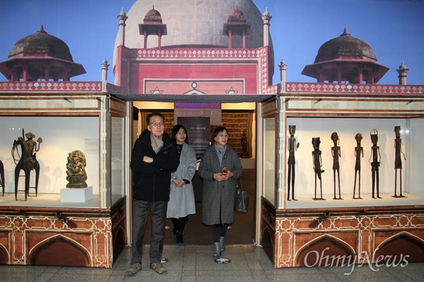 박여송 영월 인도미술박물관 관장이 남편인 백좌흠 경상대 교수와 함께 김수진 학예연구사의 안내를 받으며 창원시립마산박물관에서 열리고 있는 "인도, 신과 인간의 공존" 전시장을 둘러보고 있다.