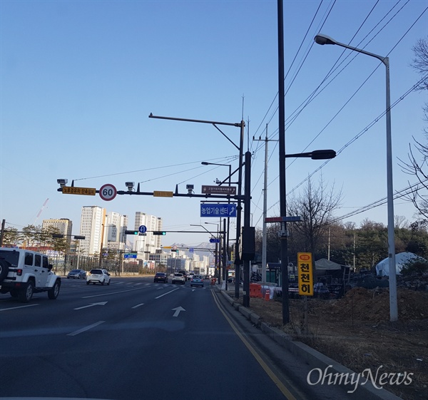  고양시는 전국 최초로 미세먼지를 줄이기 위해 차량방범 CCTV를 활용한 '경유차량 운행제한 시스템(LEZ)'을 구축했다.