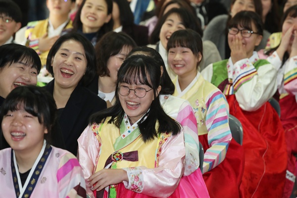 지난해 2월 13일 서울 종로구 재동초등학교에서 열린 졸업식에서 한복을 곱게 차려입은 졸업생들이 미소 짓고 있다(이 사진은 기사 내용과 관련 없음).