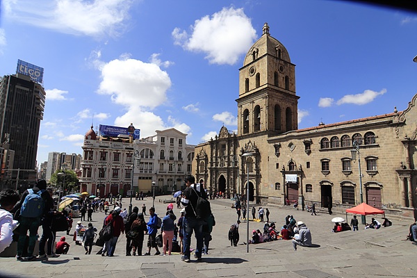 라파즈에서 가장 유명한 산 프란시스코 성당 모습. 성당 앞은 청소년과 예술가들이 그림을 전시하기도 하는 만남의 광장이다 