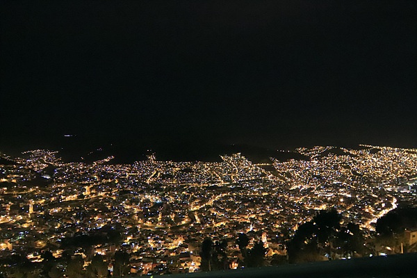 케이블카를 타고 라파즈시내 높은 곳에 올라 촬영한 라파즈 야경 모습