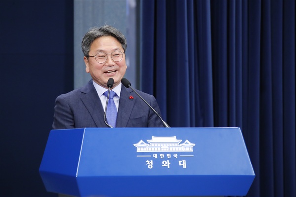 강기정 신임 정무수석이 8일 오후 청와대 춘추관 대브리핑룸에서 소감을 밝히고 있다.