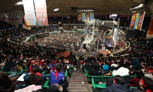 8일 오전 서울 송파구 잠실학생체육관에서 전국금융산업노조 KB국민은행 지부 조합원들이 총파업 선포식을 하고 있다. 2019.1.8