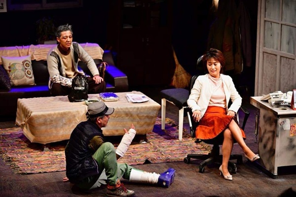 김해진영과 봉하마을 사이에 있는 '명배우 봉하극장 콜로노스'에서는 첫 작품 <언덕을 넘어서 가자>를 공연했다.