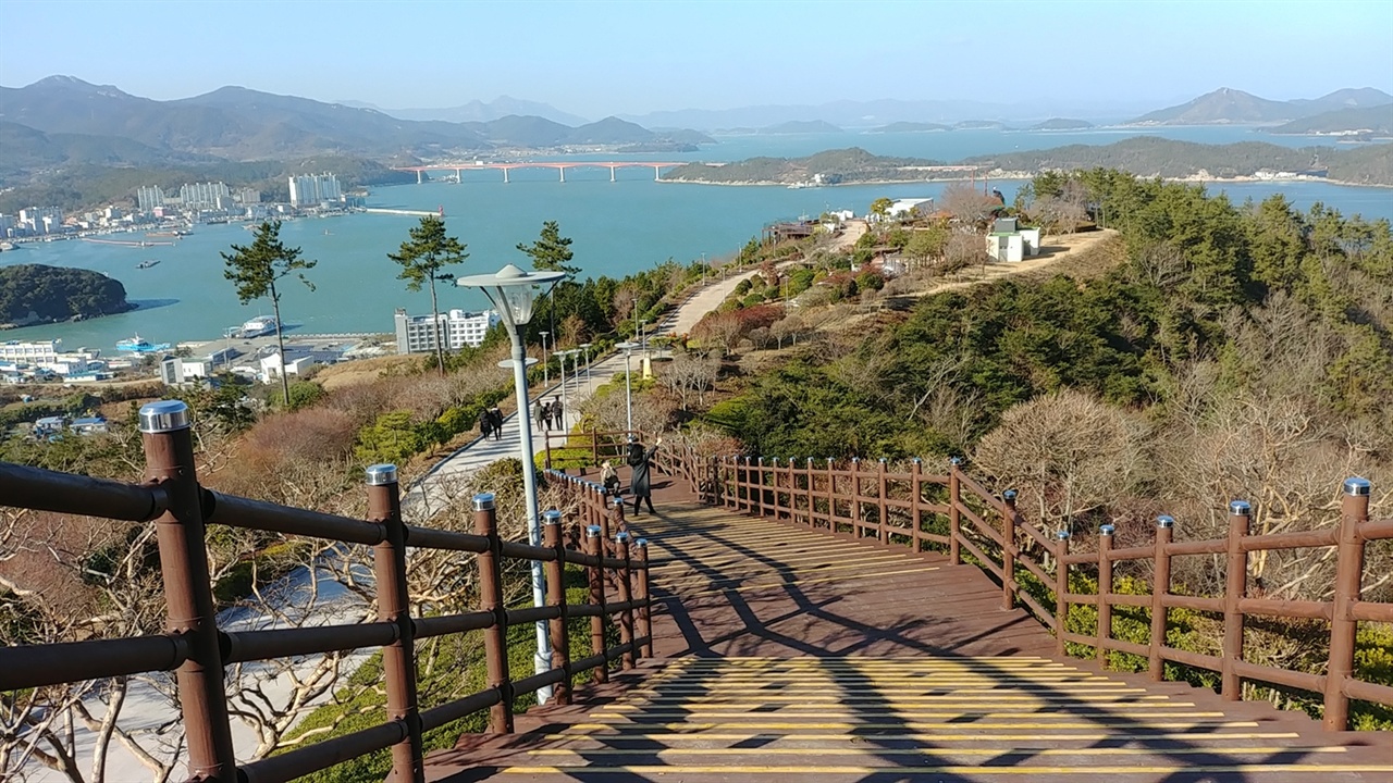  완도읍 동망산 일출공원에는 타워와 광장, 산책로, 쉼터 등이 잘 조성되어 있다.
