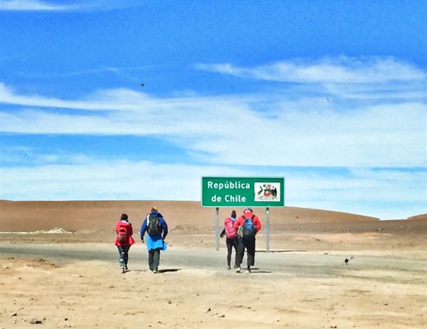 볼리비아-칠레 국경 히토 카혼 Hito Cajon. 볼리비아 알티플라노 여행을 마치고 칠레 아타카마 사막으로 가는 여행자들.