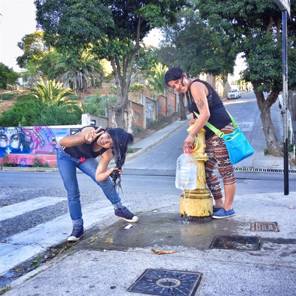 발파라이소에서 만난 사람들. 그들의 집에는 수도가 끊겼는지, 두 사람은 길가의 소화전 밸브를 힘겹게 열어 마실 물을 받고, 그 자리에서 머리를 감았다.