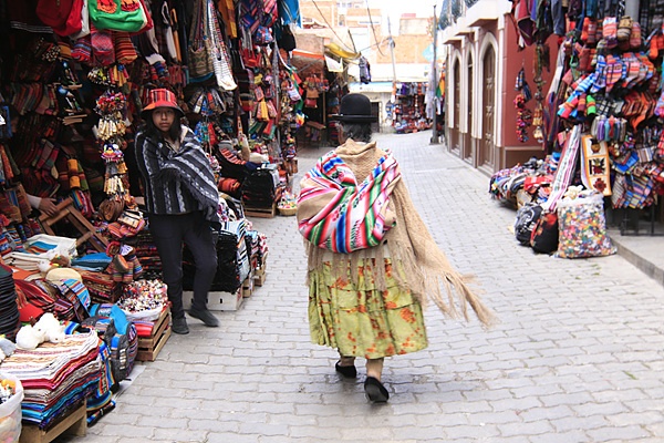 사가르나가 거리를 걸어가는 인디오 할머니 모습.  이곳 선물가게에서 파는 라마털로 만든 의류는  정말 싸다.   