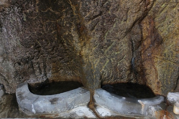 돌 틈속에 작게 빛나는 광물질 '산골'을 볼 수 있다. 