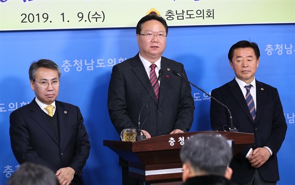 충남도의회 유병국 의장이 9일 열린 신년기자회견서 2019년 도의회의 주요 업무에 대해 설명하고 있다. 