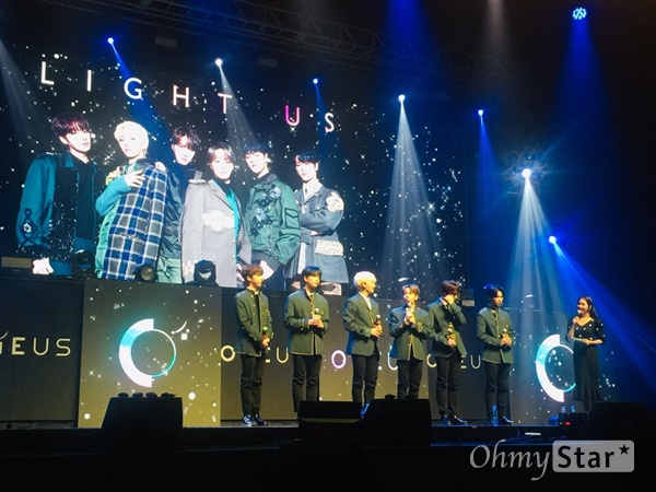원어스 6인조 보이그룹 원어스가 9일 데뷔앨범 < LIGHT US >를 발매하고 가요계에 정식 데뷔했다.