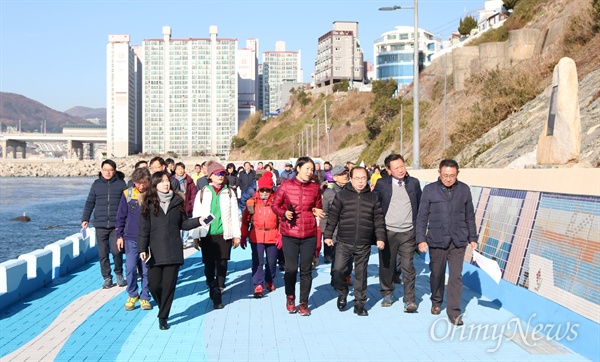  부산시가 걷기 좋은 도시를 만들기 위한 '사람 중심 보행 혁신 종합계획'을 9일 발표했다. 영도구 절영해안산책로에서 열린 정책 설명회에서 오거돈 부산시장(앞줄 오른쪽에서 3번째)과 관계자들이 함께 길을 걷고 있다.