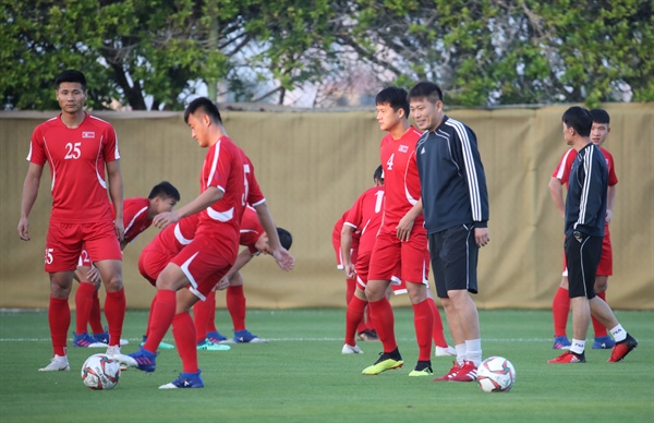 훈련 지도하는 북한 김영준 감독 2019 아시아축구연맹(AFC) 아시안컵에 출전 중인 북한 축구대표팀 김영준 감독이 5일 오후(현지시간) 아랍에미리트 두바이SSAD 알 맘자르 훈련장에서 선수들을 지도하고 있다. 