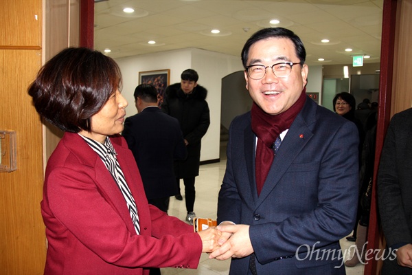 1월 9일 창원시청 대회의실에서 열린 '일본군 위안부 할머니 인권과 정의를 위한 새해 맞이' 행사에 참석한 허성무 창원시장이 이경희 일본군위안부할머니와함께하는 마창진시민모임 대표를 만나 인사를 나누고 있다.