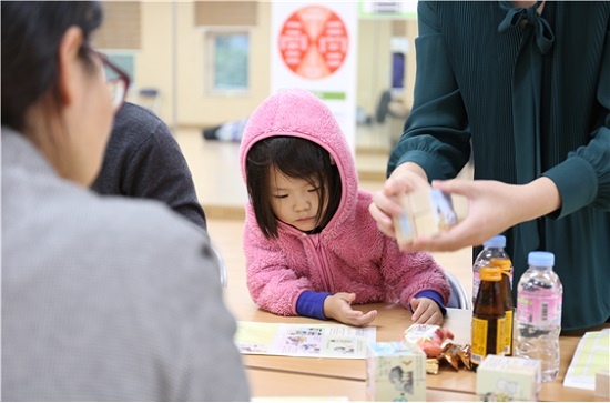 에너지효율화를 위해서는 시민참여와 교육도 중요하다. 서울 하계동 노원에너지제로주택 다목적실에서 지난해 10월 20일 열린 ‘우리 동네 에너지포럼’ 행사에서 한 어린이가 어머니와 함께 에너지절약을 내용으로 큐브를 만들고 있다.