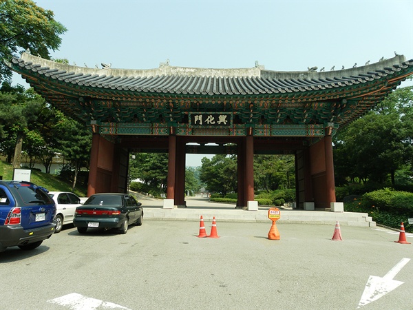  경희궁 정문. 서울 광화문광장 이순신 동상에서 서쪽으로 도보 10분 거리에 있다. 