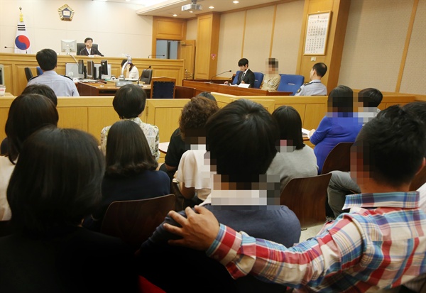 지난 2013년 6월 27일 학교폭력 등의 문제를 일으켜 관심이 요구되는 청소년들이 서울남부지방법원을 방문해 절도혐의로 기소된 소년범 재판을 방청하고 있다. 이날 재판 방청은 학교에서 문제를 일으킨 중ㆍ고등학생들이 실제 소년범 재판 과정을 지켜보고 잘못을 뉘우치게 하자는 취지로 마련됐다.